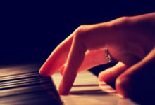 “詹姆斯超越科比成为NBA历史得分王，球迷热议”.